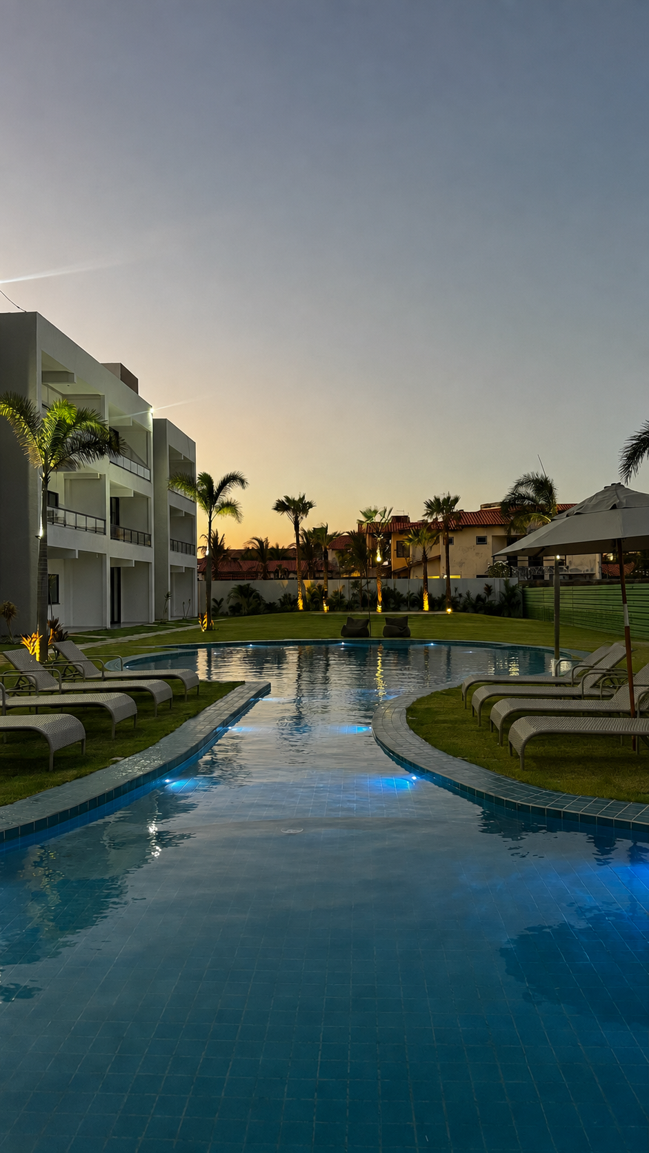 Piscina do Bella Arte Oceanic ao entardecer sem pessoas